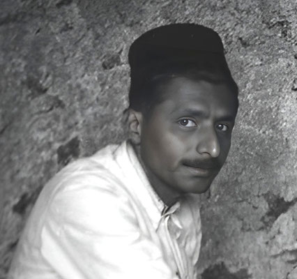 Dec.1938 ; Pleader at the Panchgani Cave, India. Walter Mertens photographer.