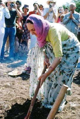 22 Feb 1976 : Mehera breaking the soil for the building of the MPR. -talen by Ralph Jackson