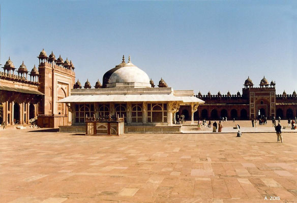 Fatehpur Sikri_N-W section of the Congregational Courtyard with Salim Christi's Tomb & King's Gate