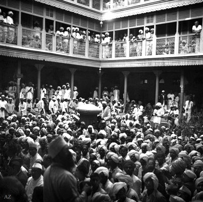 6th Nov. Crowd at Saint Gadge Maharaj's Dharamshala, Pandharpur