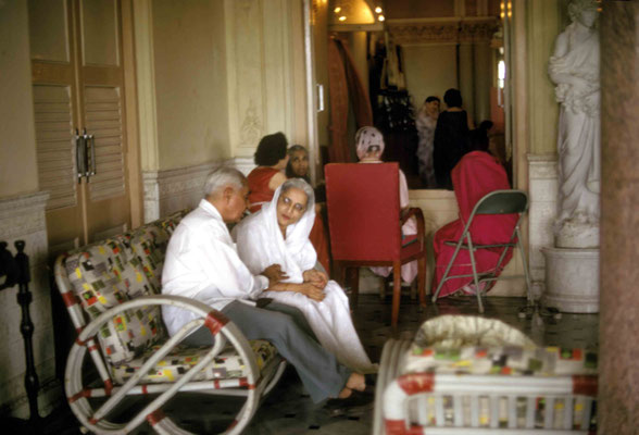 Adi K. Irani talking to the Maharani. Courtesy of Larry & Rita Karrasch