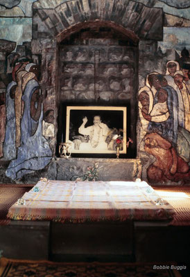 1977 : Interior of Meher Baba's Samadhi. Photo courtesy of Bobby Buggia