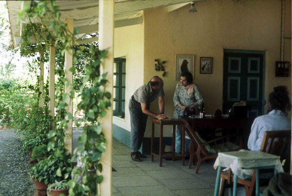 1975 - Mani talking to Reg Paffle ; photo by Anthony Zois