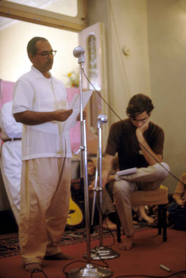 Bhau Kalchuri speaking. Courtesy of Larry & Rita Karrasch