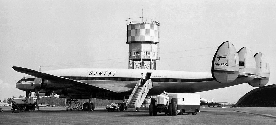 1956 : Qantas Constellation refuelling at Darwin Airport