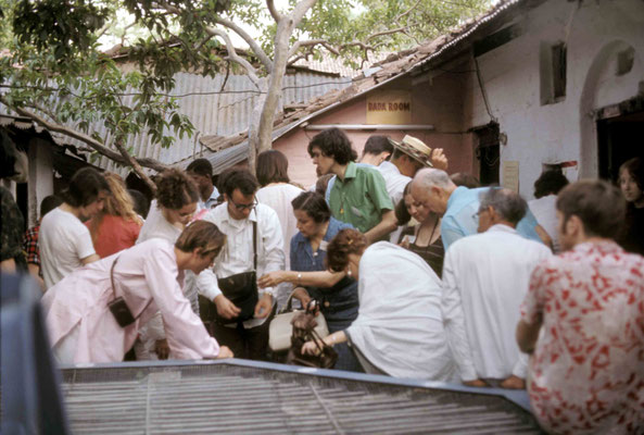 Visitors at Baba's home in Poona. Courtesy of Larry & Rita Karrasch