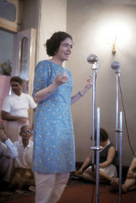Mani Irani speaking to the gathered visitors. Courtesy of Larry & Rita Karrasch