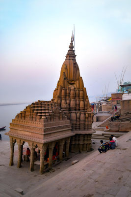 Ratneshwar Mahadev Temple at Manikarnika Ghat in Benares.