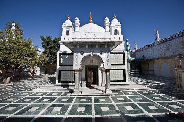 Tomb of Zar Zari Zar Baksh.