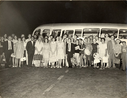 1969 : The Australian group arriving in India for the Last Darshan in Poona.