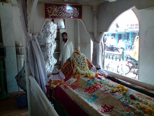 Babajan's Shrine, Pune, India : photo courtesy of Saumitra Sahai