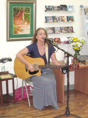 2018 : Leslie performing at Sheriar Books, Myrtle Beach, SC.