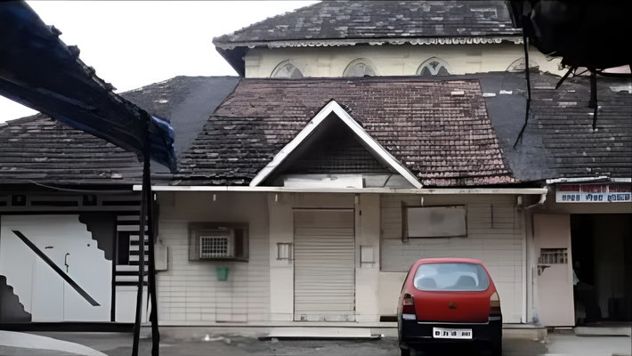 2012 : Front of Manzil-e-Meem. Courtesy of Cyrus Khambatta.