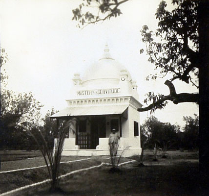 1940 : Meher Kuti at Mandla. Courtesy of the Jessawala Collection.