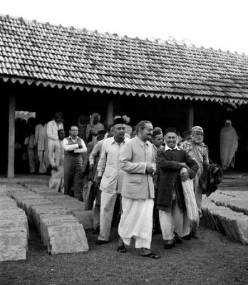 Meher Baba & his close ones at Saint Gadge Maharaj's Dharamshala, Pandharpur