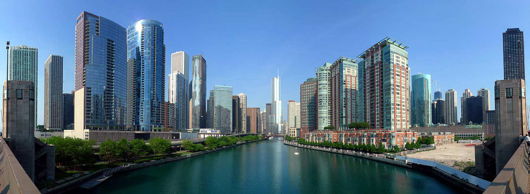 Buildings along the Chicago River