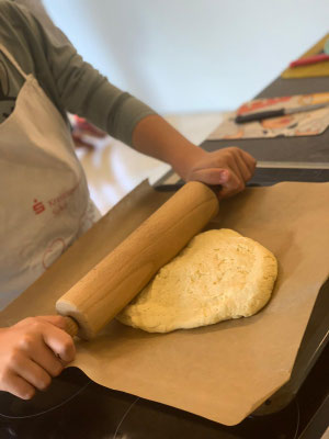 Ausrollen des Pizzateigs