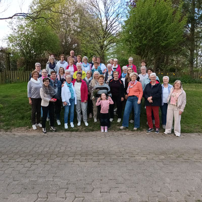 Gruppenfoto im Garten von Birgit Steinmeier in Rödinghausen! © Ina Homfeld