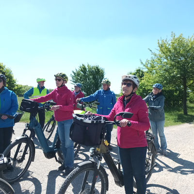 Interessiert lauschen die LandFrauen den Ausführungen des Radreiseleiters! © Ina Homfeld