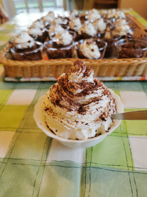 Schokopudding mit Sahne