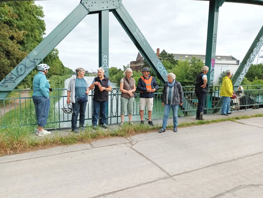 Eine der vielen Stopps auf den Touren, hier auf der Brücke des Leinestichkanals! © Ina Homfeld