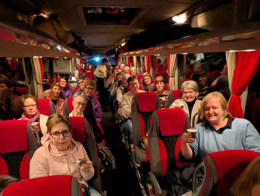 Auf der Rückfahrt stießen die LandFrauen auf die gelungene Reise an! © B. Meyer-Borchers