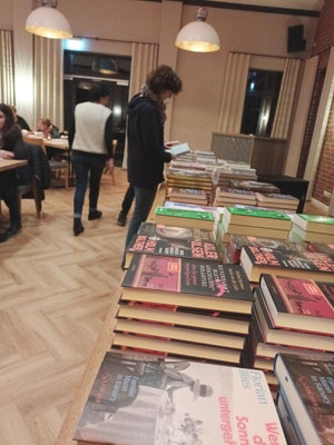 Schon vor der Veranstaltung werden kleine Leseproben genommen! © Ina Homfeld