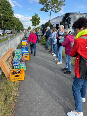 "Viele Hände, schnelles Ende" - Motto bei der Buspanne © Uta Liekfeld