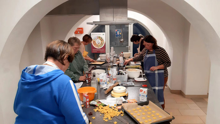 Überall wird fleißig an der Zubereitung der Kekse geschafft! © Dagmar Stegmann