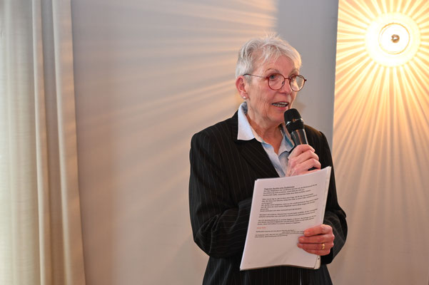 Erika Meyer trägt den umfangreichen Tätigkeitsbericht vor. © Rolf Zacher