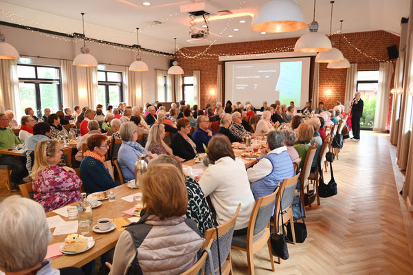 Bis auf den sprichwörtliche "letzten Platz" war die Versammlung besucht. © Rolf Zacher