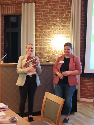 Anne-Marie Meyer (rechts) bedankt sich bei Miriam Kuhlmann für den lebhaften Vortrag! ©Ina Homfeld