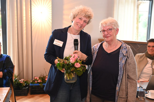 Marlies Meyer aus Arbste bekommt von der Vorsitzenden für 50 Jahre Vereinstreue einen Blumenstrauß. © Rolf Zacher
