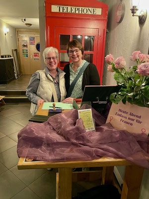 v.l. Edith Köster und Dagmar Stegmann am Eingang © Iris Rohlfs