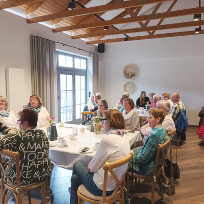 Die Hoyaer Gäste lauschen den Informationen des Seniorchefs und seiner Frau zu der Geschichte des Hofes! © Ina Homfeld