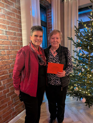 Inge Gründel (rechts) aus Dedendorf gewann einen Reisegutschein der VGH-Reisen, hier mit Ina Homfeld! © Anne Marie Meyer