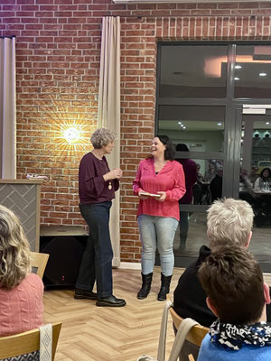 Imke Wicke bedankt sich bei der Referentin. © Melanie Bockhop