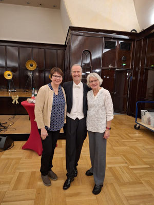Sektempfang mit den Reiseleiterinnen Dagmar Stegmann (links), Christel Stampe (rechts) u. Nicolas Hrudnik! © Dagmar Stegmann