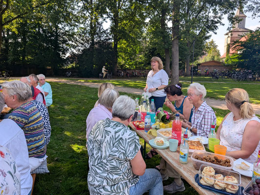 Linda Ostermann begrüßt die Radelnden im Bürgerpark. © Anne-Marie Meyer