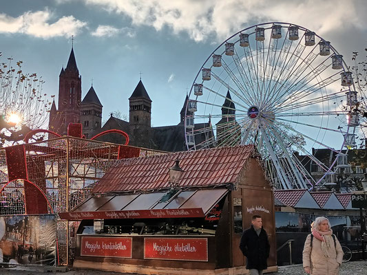 Dieser Marktplatz dient im Sommer André Rieu für seine Konzert, jetzt befindet sich dort ein Weihnachtsmarkt. © I. Homfeld