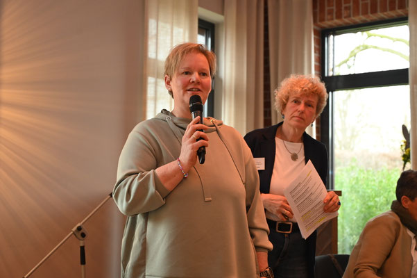 Maria Ziegeler verkündet die Wahlergebnisse © Rolf Zacher
