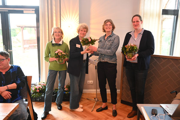 Neu berufen als OrtsNeu berufen als Ortsvertreterinnen (v.l.): Anke Kohlmeyer, Bez. 8 für Hilgermissen; Karin Lübbe, Bez. 5 für Graue; Maren Cordes, Bez. 1 für Hämelhausen. © Rolf Zacher