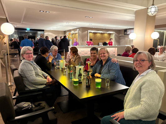 Vor der Show in der Lounge mit Canapés und Sekt © Ina Homfeld