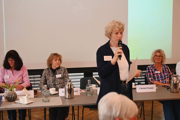 Imke Wicke eröffnet die Versammlung. © Rolf Zacher