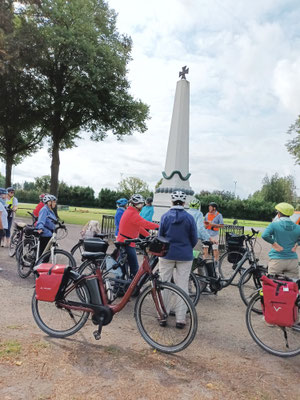 Der Brokser Heiratsmarkt 2025 gehört der Vergangenheit an, trotzdem ein Stopp am Denkmal mit Informationen © Ina Homfeld