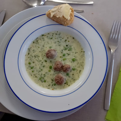 Käsecremesuppe mit Klößchen