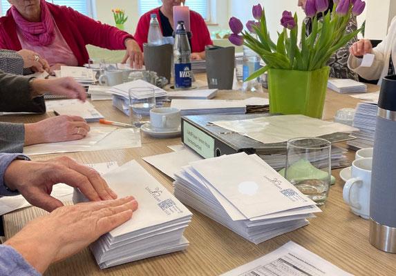 Briefe mit der Einladung zur JHV 26 und dem neuen Reiseprogramm werden für den Versand vorbereitet. © Iris Rohlfs