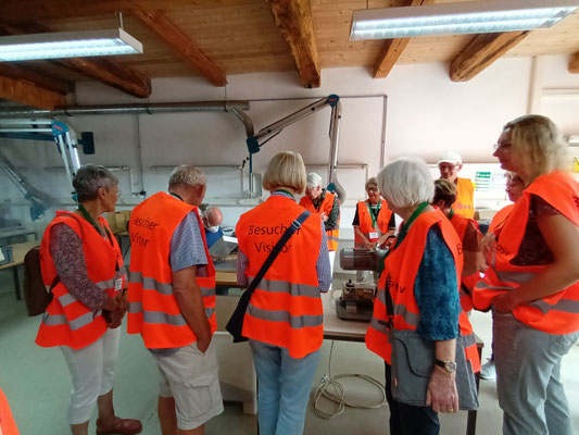 Die Hoyaer Gäste schauten beim Sortiern der Samen zu! © Ina Homfeld