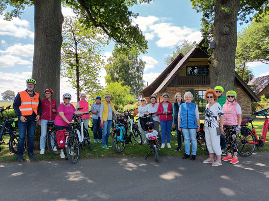 Die Gruppe der Radelnden bei einem Zwischenstopp! © Ina Homfeld