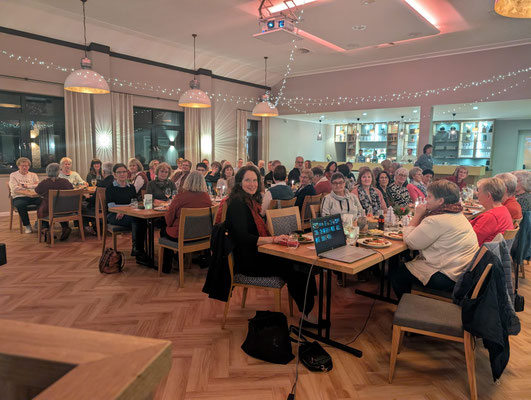 Auch abends ein gut gefüllter Saal! © Anne-Marie Meyer